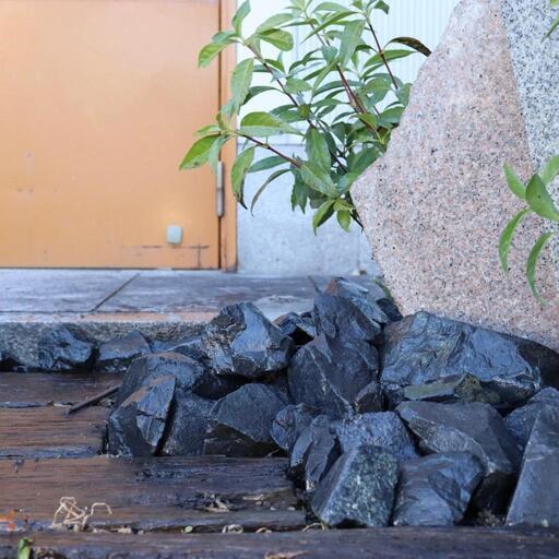 ブラック　黒　石  100kg　濃橙  割栗石　ロックガーデン　ドライガーデン　天然