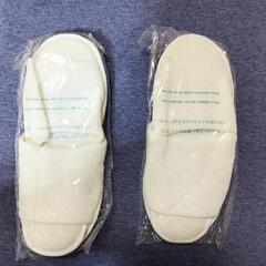 ピンク✕白折り畳みスリッパとホテルスリッパ2つの画像