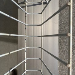 シンプルなマガジンラックの画像