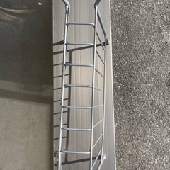 シンプルなマガジンラックの画像