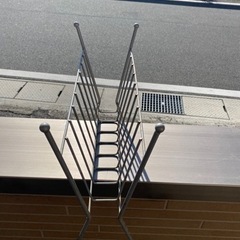 シンプルなマガジンラックの画像