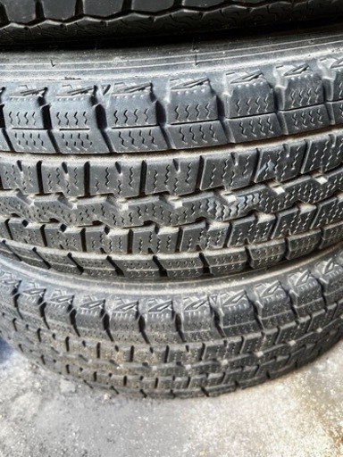 破格です「バリ山」ダンロップスタットレスタイヤ2本、スペアタイヤ2本、チェーン付けます。