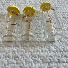 (やり取り中です)母乳実感　ガラス哺乳瓶　200ml×1、100ml×2 +おまけ　新生児用の画像