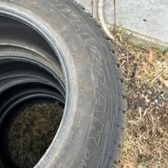 BRIDGESTONE ブリヂストン　BLIZZAK DM-V1  スタッドレス　4本　タイヤのみの画像