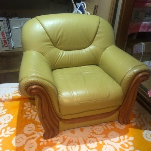 黄色ソファー革張り　1人用　サイズ：横幅約100cm×奥行約90cm×高さ約80cm 座高約40cm