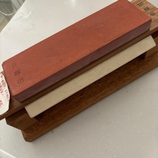 三面砥石荒砥・中砥・仕上げ砥石 台付き(包丁研ぎ 面直し 刃物 キッチン 家庭用 砥石 セット 3面砥石)