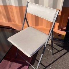 折りたたみデスクとイスの画像