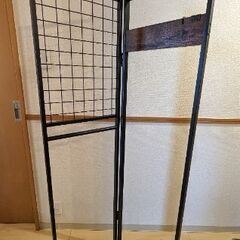 鉄と木のおしゃれなインダストリアル系パーテーション