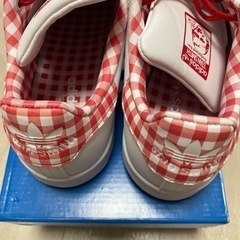 アディダス スタンスミス 赤チェック スニーカーの画像