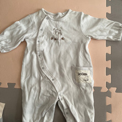 短肌着とロンパースのセットの画像