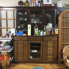 食器棚、食器付きの画像