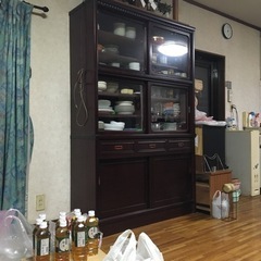 食器棚、食器付きの画像