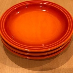 お値下げしましたルクルーゼ 小皿3点お椀2点 お椀は中に傷があり...
