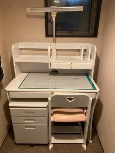 ニトリ購入白学習机使用品です