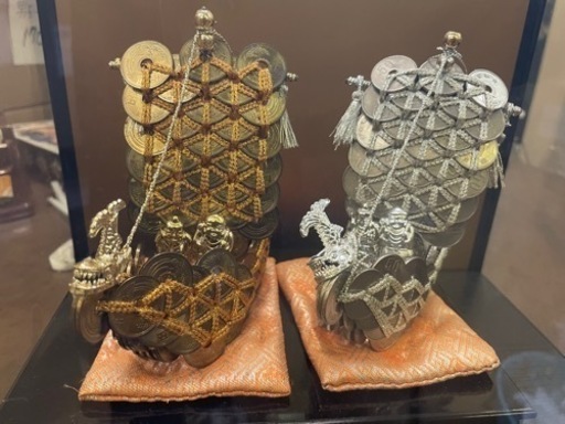 お金でできた船