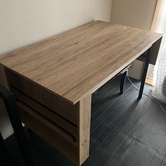 120cmと150cm調整出来る可愛いいテーブル