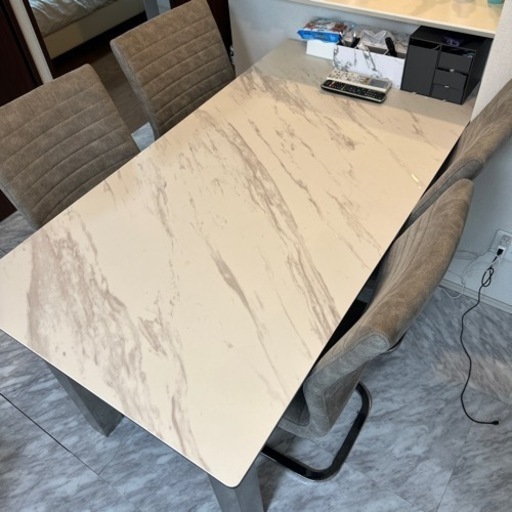 ダイニングテーブル(椅子4つ)