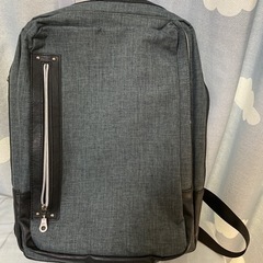ほぼ新品 グレーのリュック