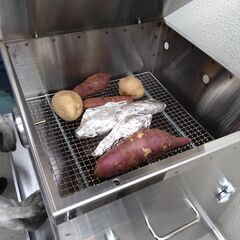 手軽に炭火 やきいも屋さん ねっとり芋 ほくほく 焼きいも機器 フェス さつまいも 44800円 炭火で焼きいも機 七輪 ステンレス釜 壷窯業務用 厨房機器卓上 ドテ焼 餃子焼 鉄板焼き プレス 焼きそば お好み焼き 屋台用品 ガス焼肉器 都市ガス プレート たこ焼き 焼き台 LPガス コンロ グリル 祭り イベント 五平餅 バーナー 中古厨房 カキ 牡蠣焼き かき 蒸し焼 クッキング レギュレーター バンズ ハンバーガー ハンバーグ グリドル 床置き 厨房機器 居酒屋 省スペース マルゼン クレープ焼 の画像