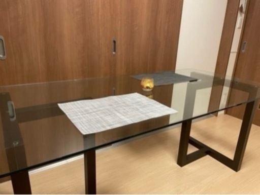 ガラステーブル（幅180cm x 奥行90cm x 高さ75cm ）