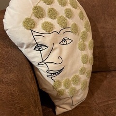 顔イラストクッションの画像