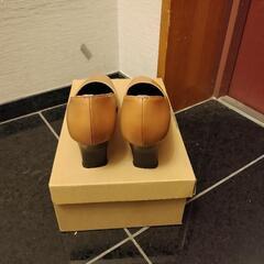 牛革パンプス(未使用箱付)の画像