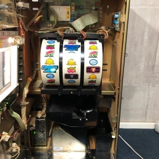 【に.ec】北海道旭川市 旋風の用心棒 箱型B-4-58 スロット台 4号機 コイン不要式 鍵付き 通電動作確認済み パチスロ 当時物