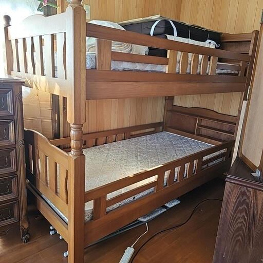 頑丈な木で作られた２段ベット、マットレス付き❗