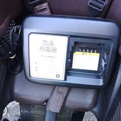 240🟢２０インチ、前後チャイルドシート、３人乗り、子供乗せ、電動自転車  🌕️オプション無料。後ろチャイルドシートをかごに変更して２人乗りに変更も可能です。  🟣土日もお子様と足のままご試乗可能です。いろいろなタイプのご試乗が可能です。  🔴バッテリーは、新品の９０％以上の性能を保持してコンディション良好です。  🟢１回の充電で３０ｋｍ以上の走行が可能です。山手線を１周するくらいの距離走れます。  🟣先着３台のみ、新品バッテリーに９０００円プラスだけで、今だけ、バージョンアップ可能。  🌕の画像