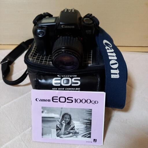 フィルム一眼レフカメラとバッグ