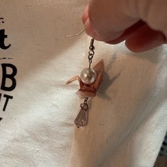 折り鶴ピアスの画像