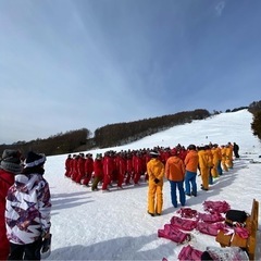 菅平高原スキー場にて団体レッスンのスキーインストラクターの画像
