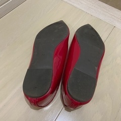 赤いパンプスの画像