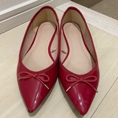 赤いパンプスの画像