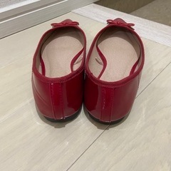 赤いパンプスの画像