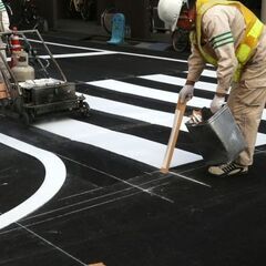 ▼道路や駐車場のライン引き作業員：正社員▼月給30万円〜！ボーナスなんと今年度50万円！ 未経験OK！独立も全力応援★ オーエスラインでスキル身につけませんか？の画像