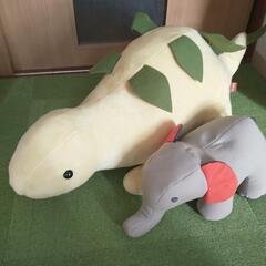 ゾウと恐竜　ぬいぐるみ