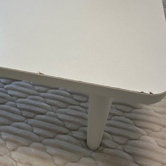 白テーブルの画像