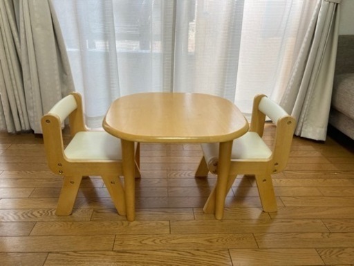 子ども用のテーブルと椅子のセット