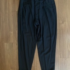 COS黒メンズパンツ