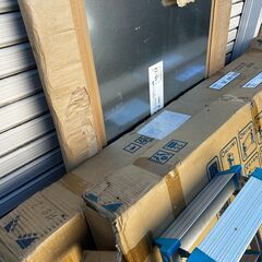 【７日まで 引取限定無料】未使用　事務机（未組立・部品）風呂天井パネル 脚立などの画像