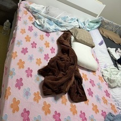 ダブルベッド白い