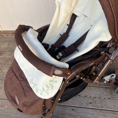 Aprica A型ベビーカー ラウラクワトロ（BR）フットマフ付の画像