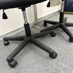 高さ調整可能　キャスター付き　椅子　2脚の画像