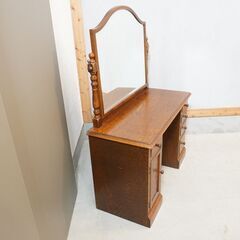 MITSUKOSHI(三越)の高級家具、Brugge(ブルージュ)のドレッサーです。英国カントリースタイルの上品でクラシックなデザインの鏡台です。コンパクトなデスクとしてもオススメ♪DK420の画像