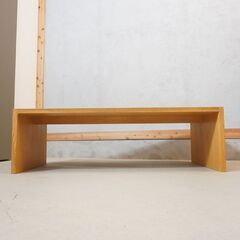 オーク無垢材を使用した、コの字型リビングテーブルです。シンプルなデザインとナチュラルな質感が和・洋問わず活躍するセンターテーブルはお部屋を優しい雰囲気にしてくれます♪DK425