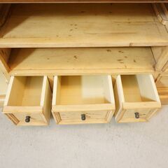 P.G.T. RECLAIMED(Plantation Grown Timbers社)のカントリー調の雰囲気が存分に楽しめるローボード。ツートンカラーが魅力のTVボードはリビングのアクセントに♪ DK430の画像