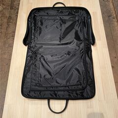 二つ折り・ガーメントバッグ（ブラック）の画像