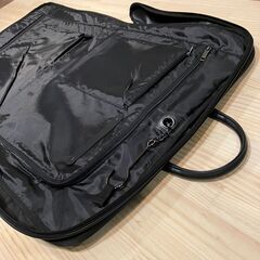 二つ折り・ガーメントバッグ（ブラック）の画像