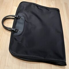 二つ折り・ガーメントバッグ（ブラック）の画像